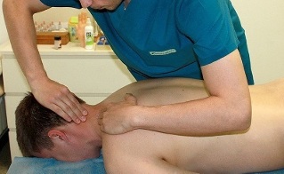 масаж шыйнага аддзела пры астэахандрозе